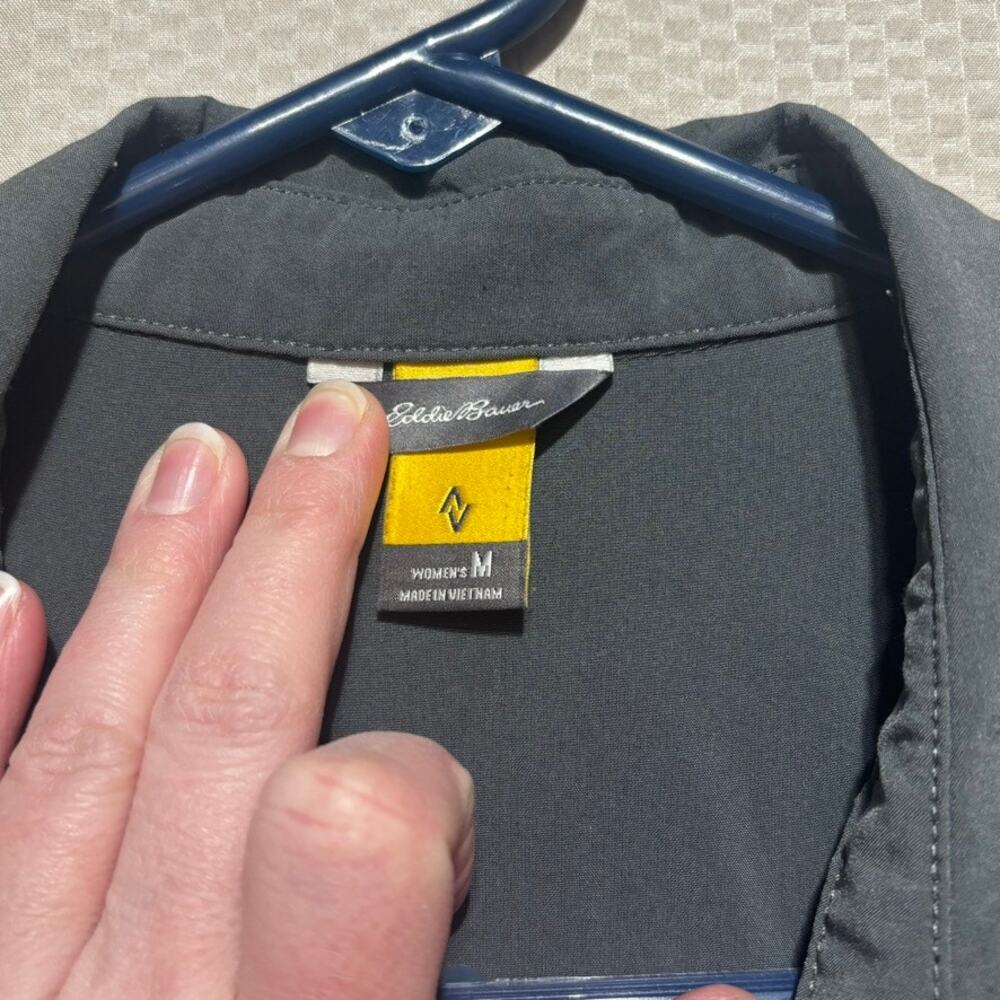 Eddie Bauer Womens Size M Button Shirt Short Sleeve Gray Outdoor Hiking Travel - Picture 4 of 9